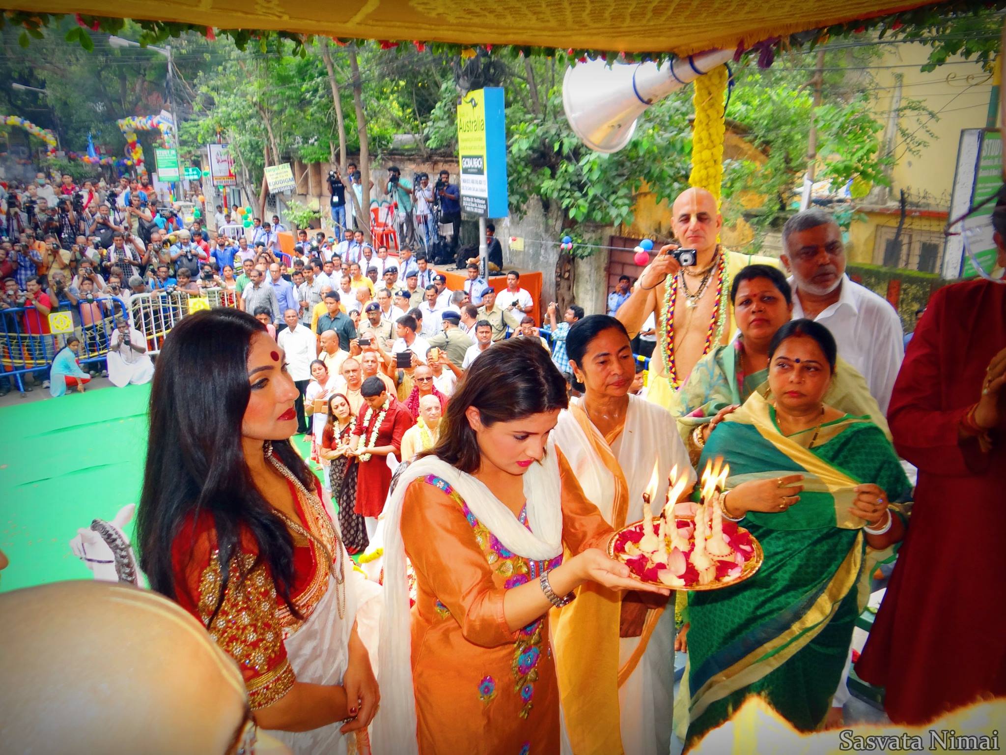 Bengal celebrates Rath Yatra offering prayers to Lord Jagannath | Central Chronicle