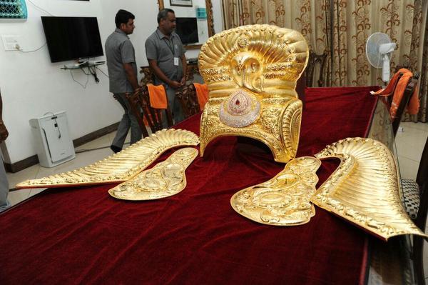 KCR, rao, gold, Bhadra Kali Temple, Hindu, Politics, CM, Chief Minister, K. Chandrasekhar Rao, Telangana, gold ornaments, Durgashtami, Warangal, Hyderabad
