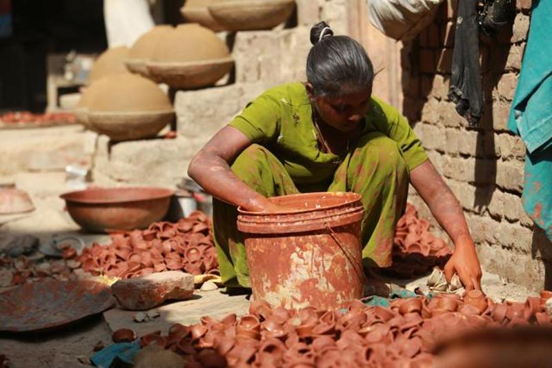 this-diwali-visit-kumhar-colony-and-light-up-a-potters-life-3