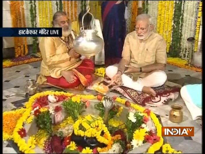 LIVE updates: Modi in Vadnagar, offers prayers at Hatkeshwar Temple | India Tv
