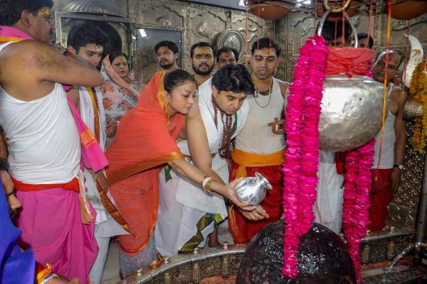 Scindia offers prayers at Mahakal temple in Ujjain ahead of launching Cong’s rally | Times of India